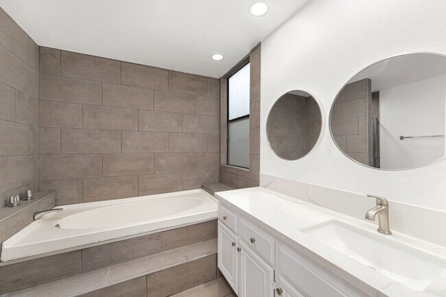 Primary en-suite, view 4 - bathroom view 2 - 1745 S Bentley Ave