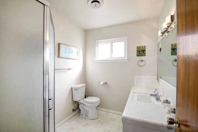 Building Photo - Great Central Davis 3 bedroom 2 bath home