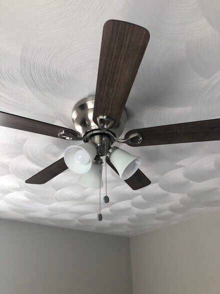 Ceiling fan and pure white ceiling - 697 Putnam Pike