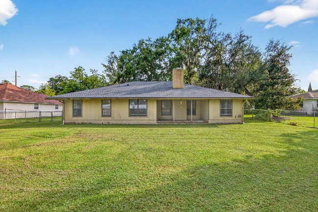 Building Photo - Spacious 3BR Home with Fireplace, Garage & Private Yard