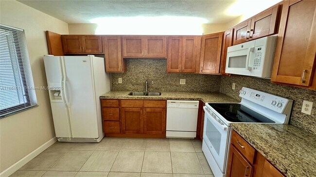 Building Photo - 16210 Laurel Dr