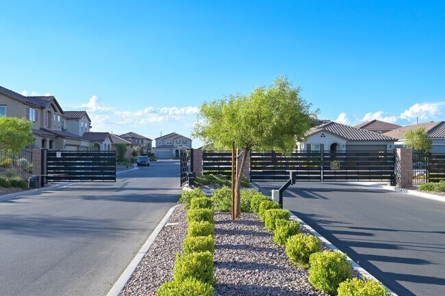 Building Photo - Mountains Edge!! Gated!!  4 bedrooms!! Primary Bedroom and bath down Stairs!! 2 Primary bedrooms!...