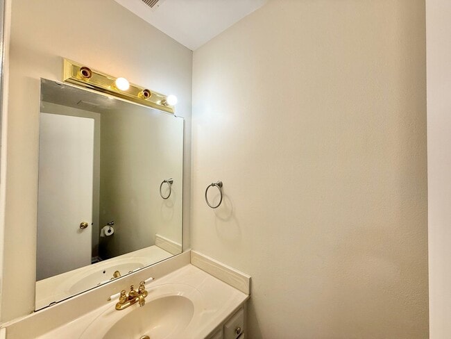 Building Photo - Newly Remodeled 3BD, 2.5BA Townhouse in Ca...