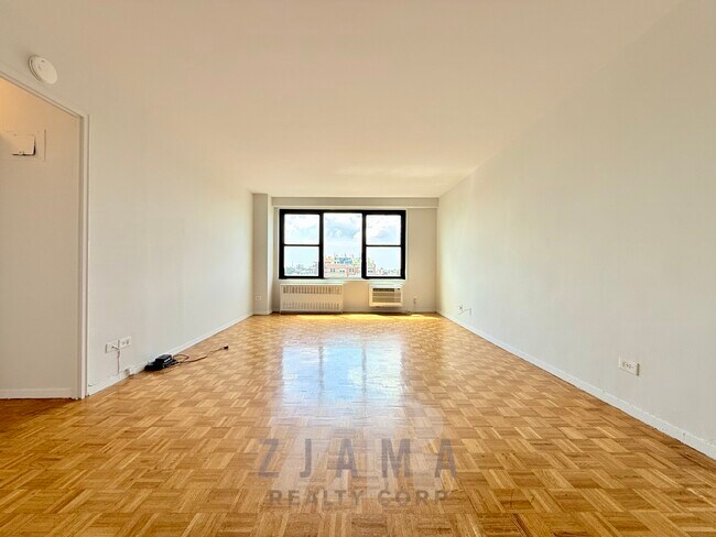 Interior Photo - 160 Parkside Ave