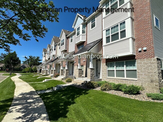Building Photo - Champlin Town Home, Fireplace, 2 Car Garag...
