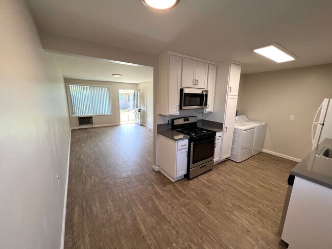Building Photo - Charming 1 Bedroom unit, completely remodeled with In-Unit Washer/Dryer!