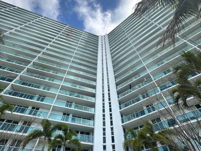 Building Photo - 100 Bayview Dr