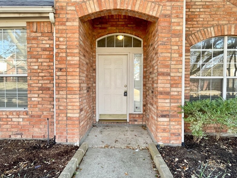 Building Photo - 9711 Saddle Dr