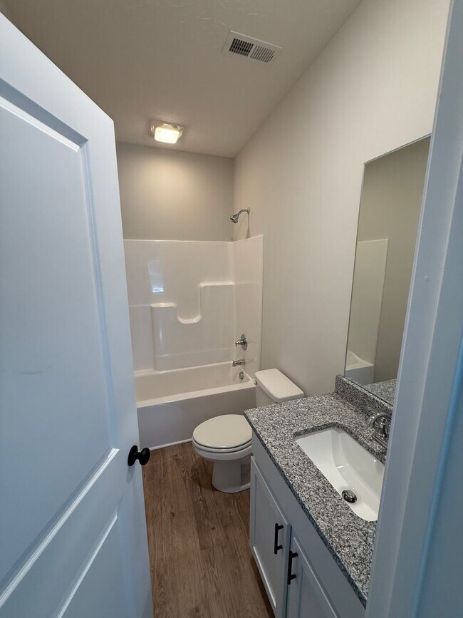 Building Photo - 2 Bed/2.5 Bath Townhome with Garage (Trash Included)
