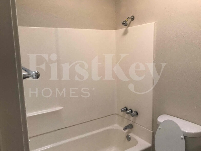 Building Photo - 1158 E Concorda Dr