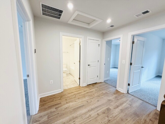 Building Photo - 4 Bed / 3.5 Bath Brand New Townhouse (12/7...