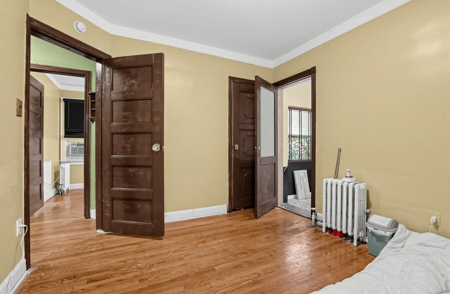 Building Photo - 884 Beaconsfield Ave