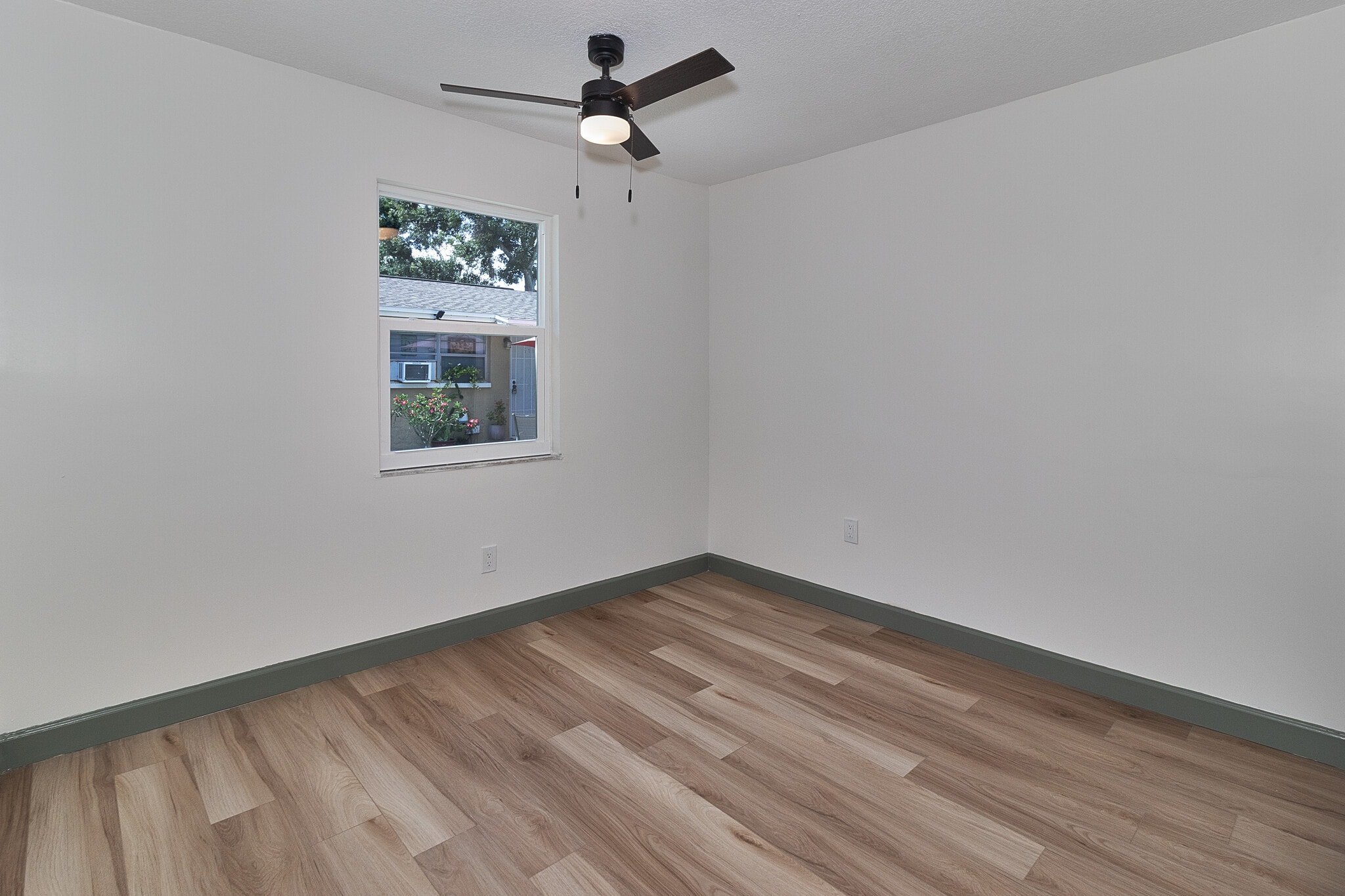 Building Photo - 510 91st Ave N