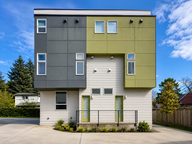 Building Photo - 709 18th Ave S