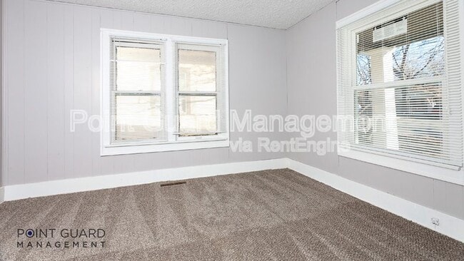 Building Photo - 635 S Sycamore St