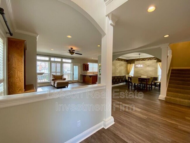 Building Photo - 5706 Wood Ridge Dr