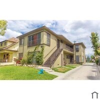 Building Photo - Charming 2-Bed Townhouse with Private Balc...