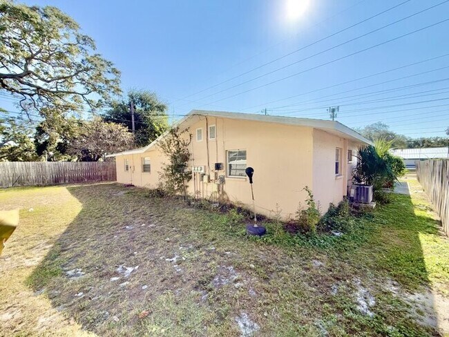 Building Photo - 972 San Christopher Dr