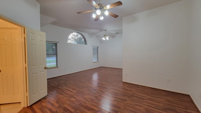 Building Photo - 2102 Mapleview Dr