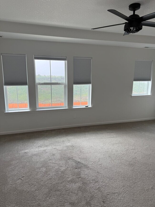 Building Photo - Hillsboro Townhouse/Condo