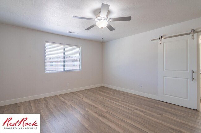 Building Photo - Pet friendly 3 Bedroom Townhome in Washington!