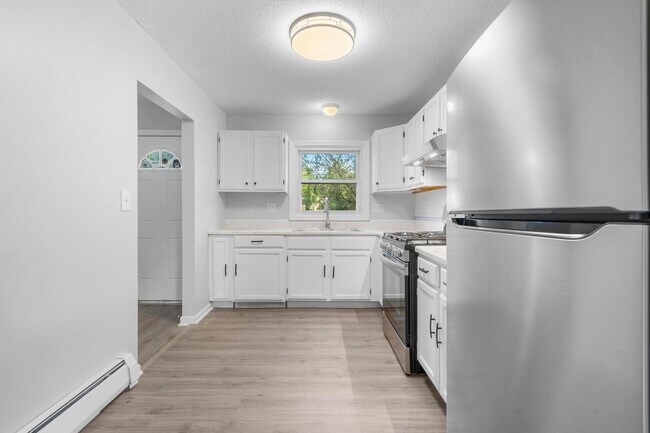 Kitchen - 670 Middletown Ave