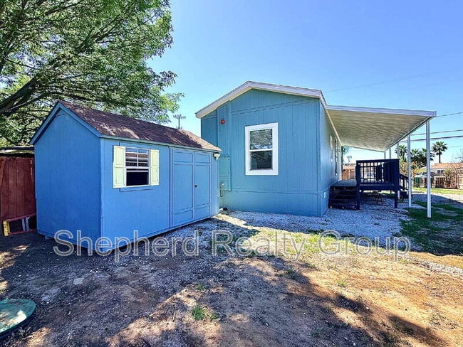 Building Photo - 15914 Dauchy Ave