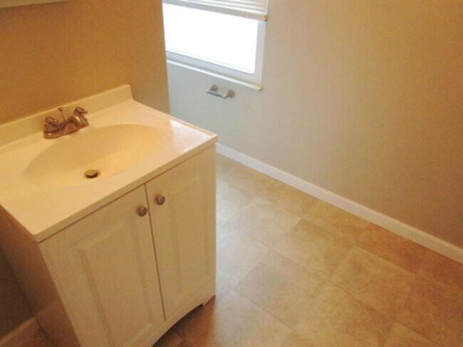Building Photo - Spacious 3-Bedroom 1.5 bath Home with Fenced Yard & Garage – Ready for You!