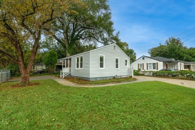 Building Photo - Stylish Lowcountry Comfort Near the Heart ...