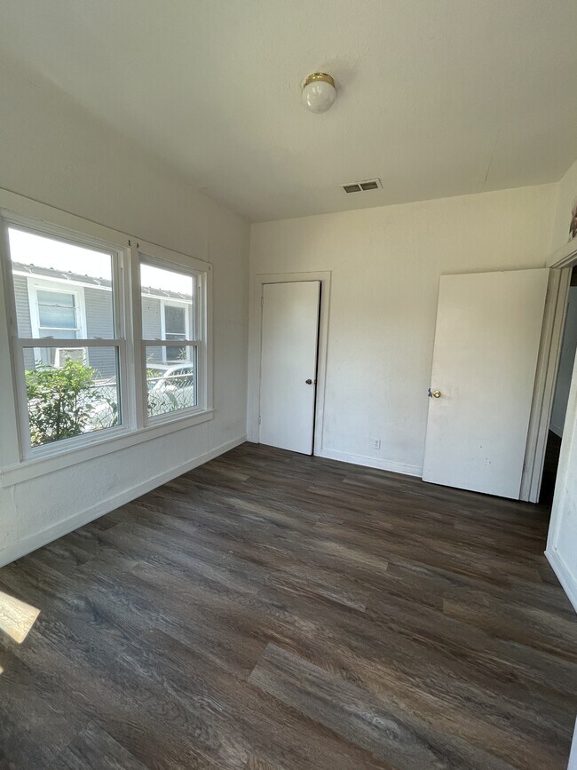 Building Photo - 3618 W Travis St