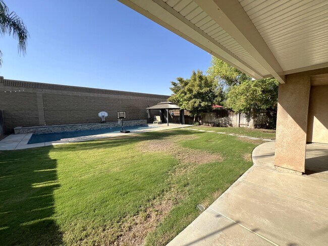 Building Photo - 12115 Fairburn Way