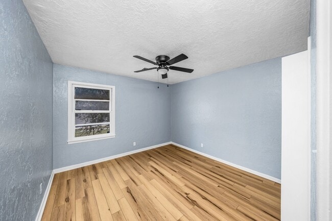 Building Photo - 2408 NW Ozmun Ave