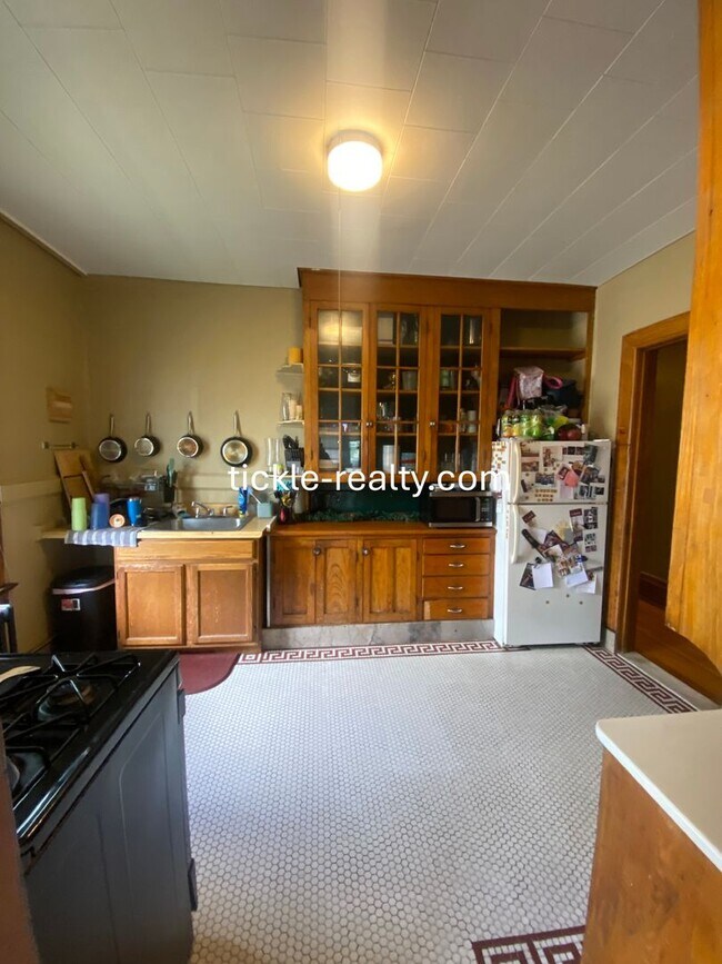 Building Photo - Large 2 Bedroom in Swillburg - Covered Porch