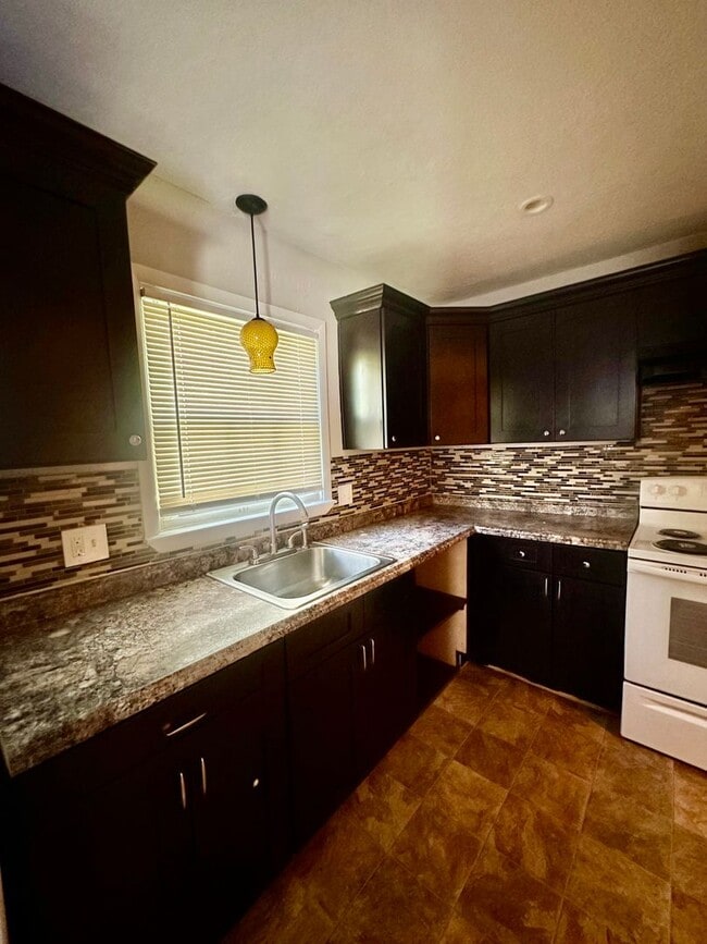 Building Photo - Cute 3 Bedroom 1 Bath For Rent!