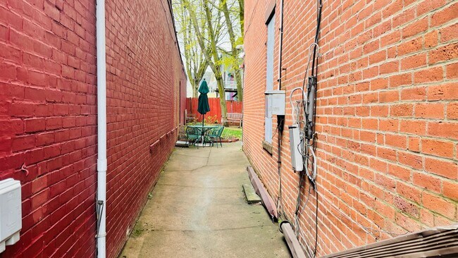 Building Photo - Remodeled 2BR in Victorian | Oversized Living & Dining | Walk to Yale | Massive Walk-In Closet