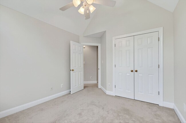 Building Photo - Move-In Ready Gem in Sought-After Dover Ridge!
