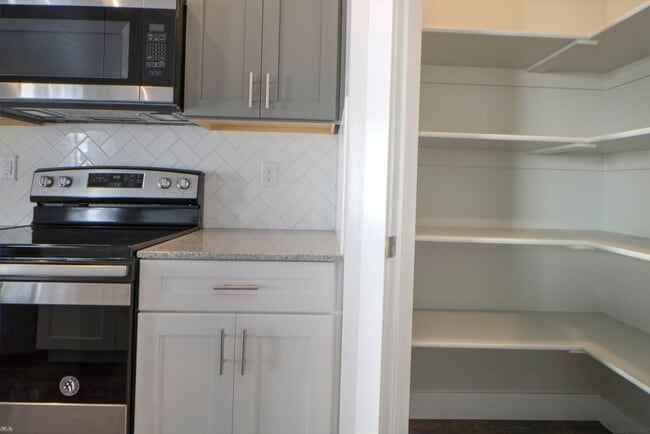 Building Photo - 4 Bedroom 2.5 Bathroom Townhome in Lehi