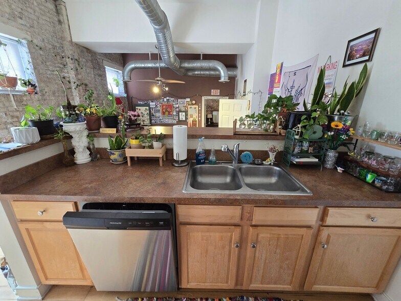 Building Photo - 302 Goshen St