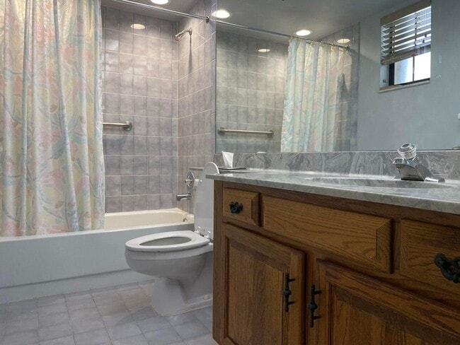 Building Photo - 420 Ashwood Pl