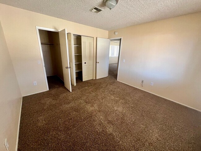 Building Photo - 2 Bedroom 1 Bath - Chocolate Drop Area
