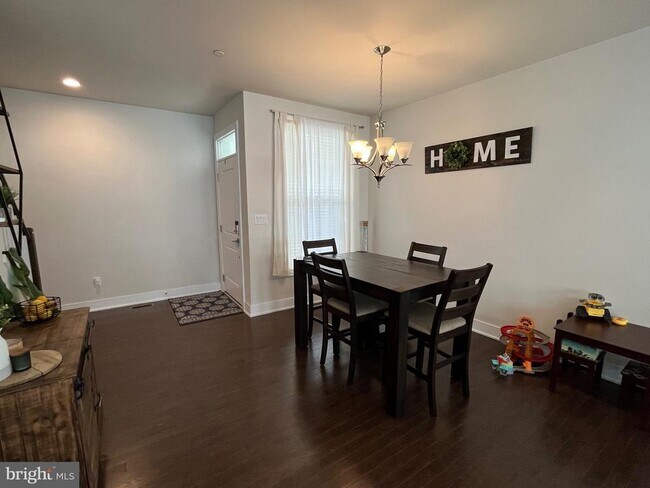 Building Photo - 405 Redbud Ln