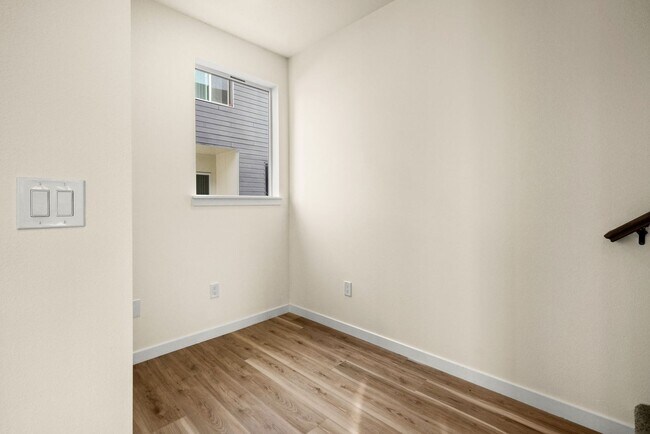 Building Photo - Vancouver Townhouses - Get 1 Month Free!