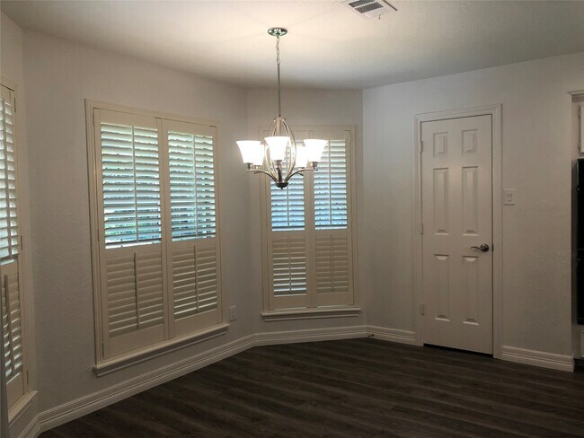 Building Photo - 135 Lakeside Dr