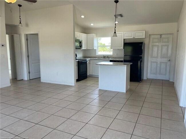 Building Photo - GREAT LOCATION! GREAT PRICE!  3 Bedroom, 2...
