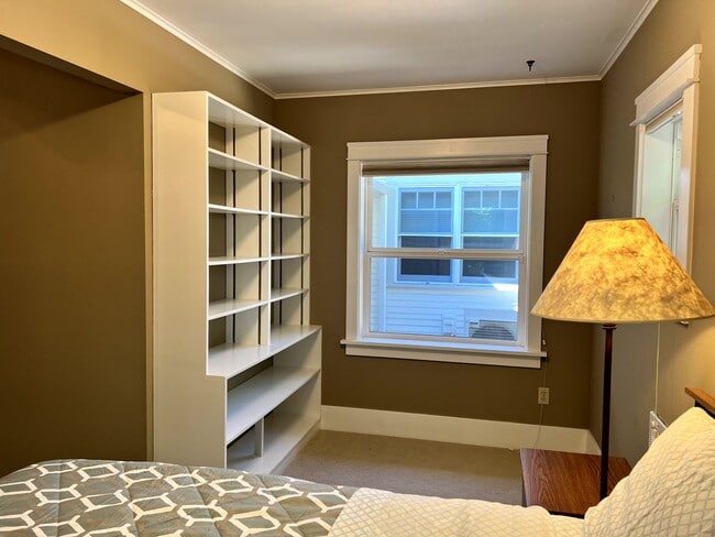 Building Photo - Charming Historical Home, Desirable Downtown Location. Flexible Lease Terms, 30-day Min. All Util...