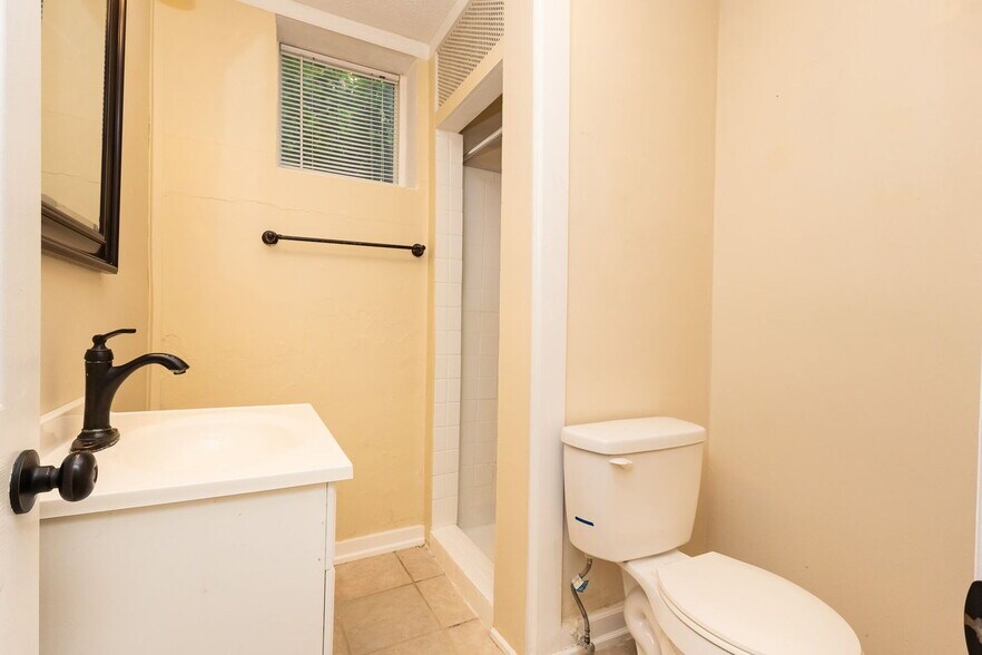 Building Photo - 1309 Labrea Dr
