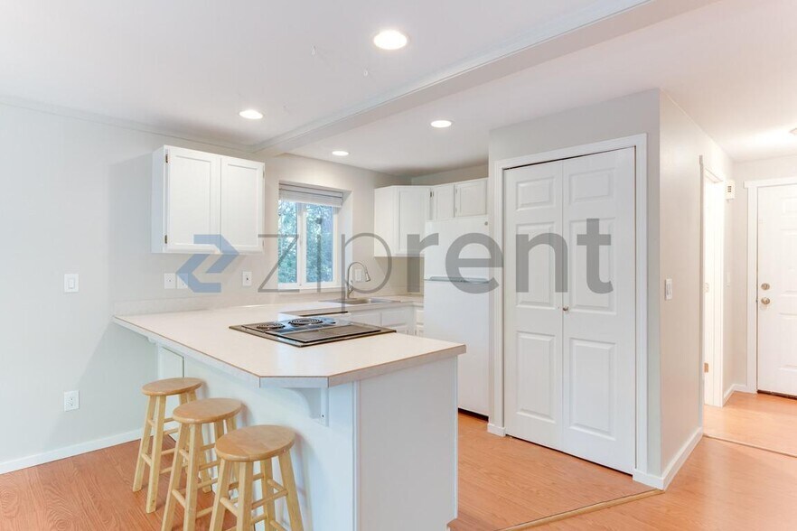 Building Photo - Unit n/a