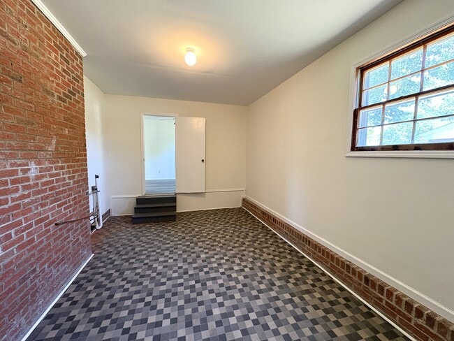Building Photo - 216 Lakeland Dr