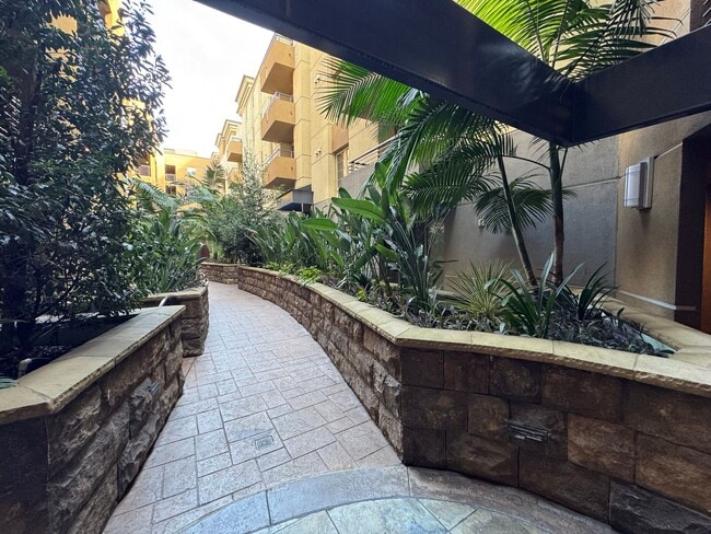 Building Photo - 3 Bedroom 2 Bathroom down town San Diego