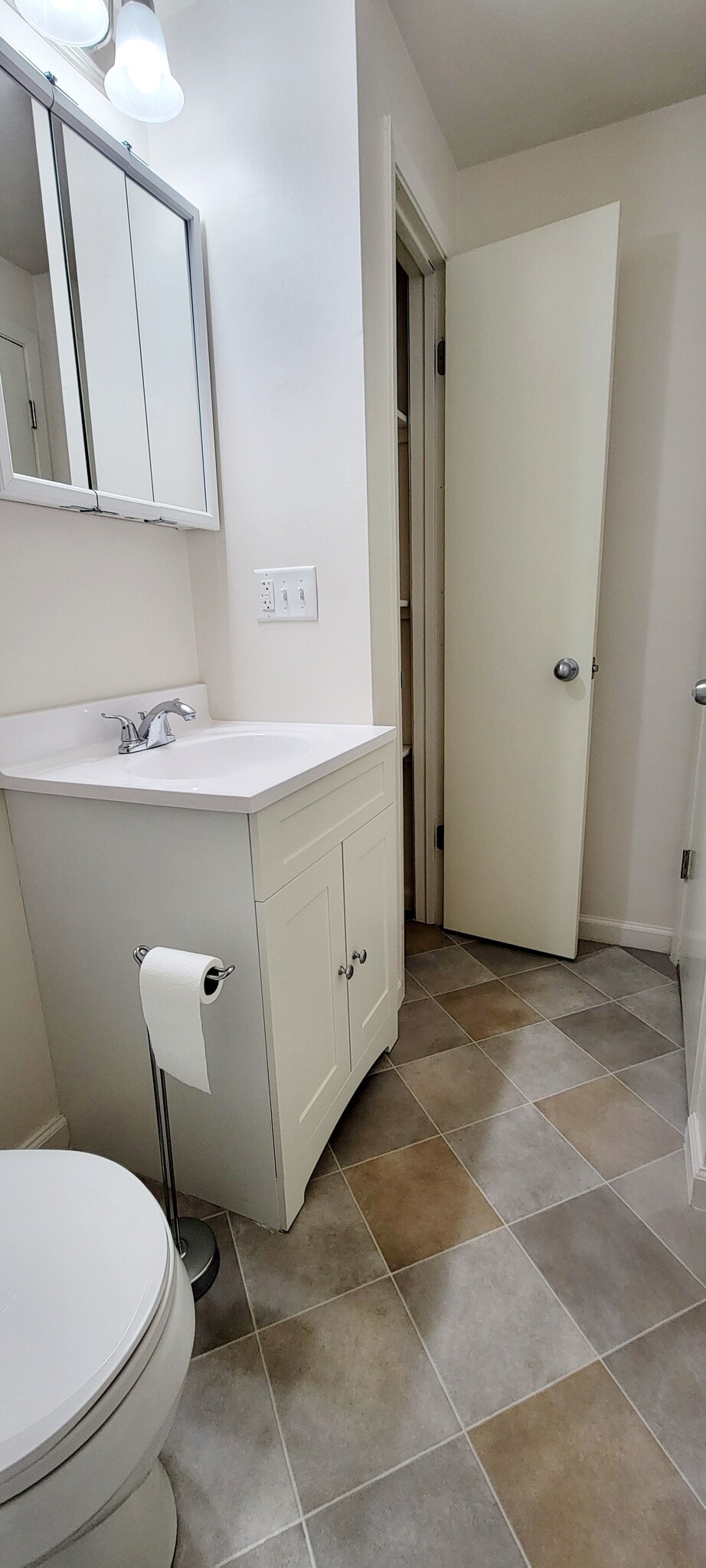 Full bath - 5205 N Montclair Ave